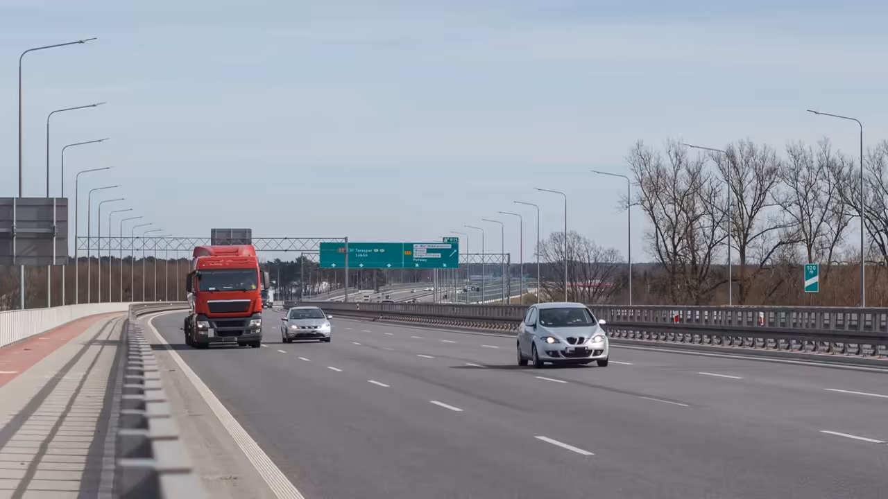 Samochody na trasie S2 w Warszawie