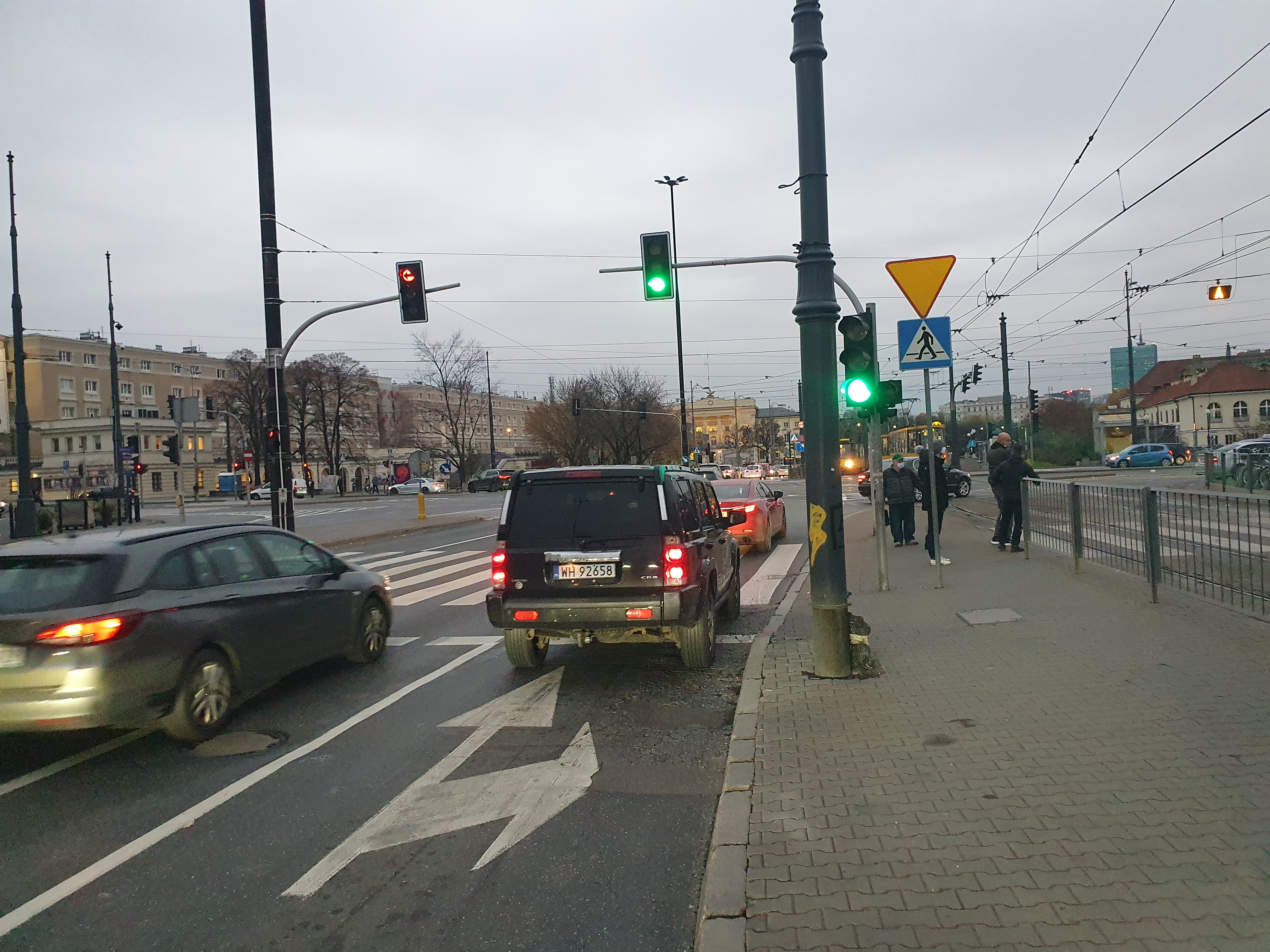 Materiał do pytania: Czy skręcając w prawo masz obowiązek upewnić się, że nie nadjeżdża pojazd szynowy?