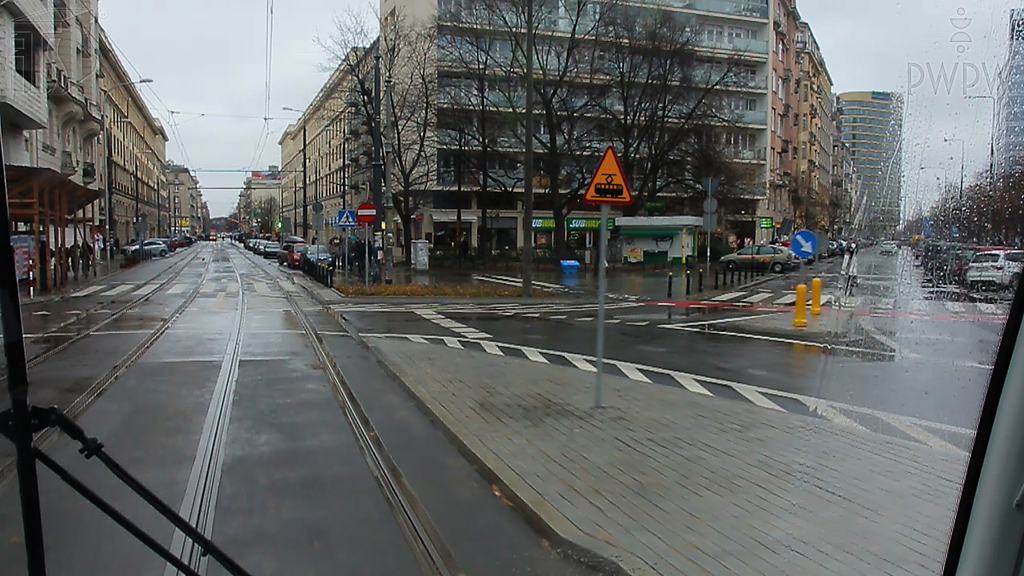 Materiał do pytania: Czy ten znak ostrzegawczy, oznacza pierwszeństwo przejazdu dla tramwajów?