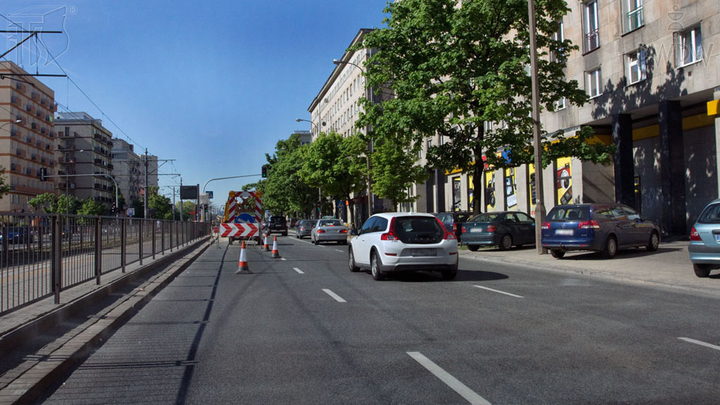 Materiał do pytania: Czy przed ominięciem widocznej przeszkody masz obowiązek ocenić sytuację za pojazdem na pozostałych pasach ruchu?