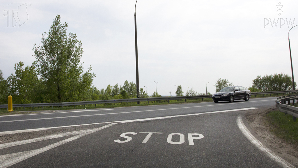 Materiał do pytania: Czy widoczny na jezdni napis "STOP" potwierdza oznakowanie wlotu na skrzyżowanie znakiem pionowym "stop"?