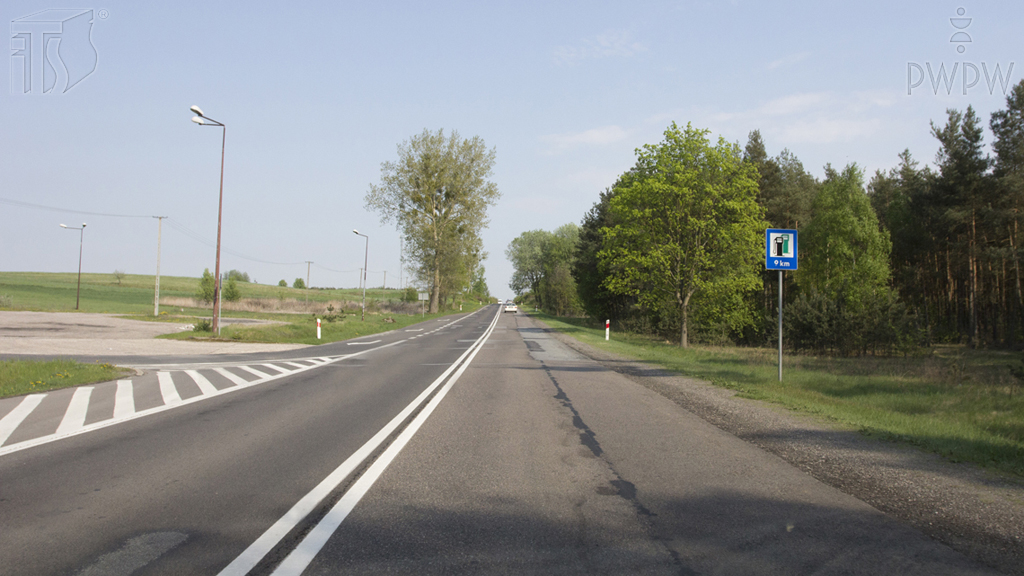 Materiał do pytania: Czy w tak oznakowanym miejscu wolno Ci skręcić w lewo na widoczny przy drodze parking?