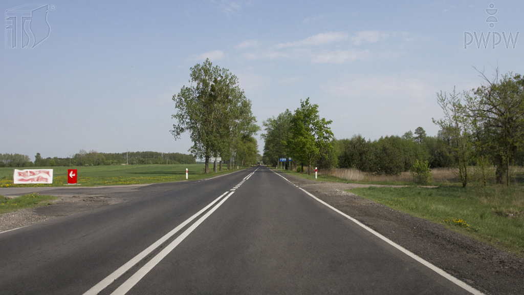 Materiał do pytania: Czy z tak oznakowanej jezdni wolno Ci zjechać na widoczny po lewej stronie parking?