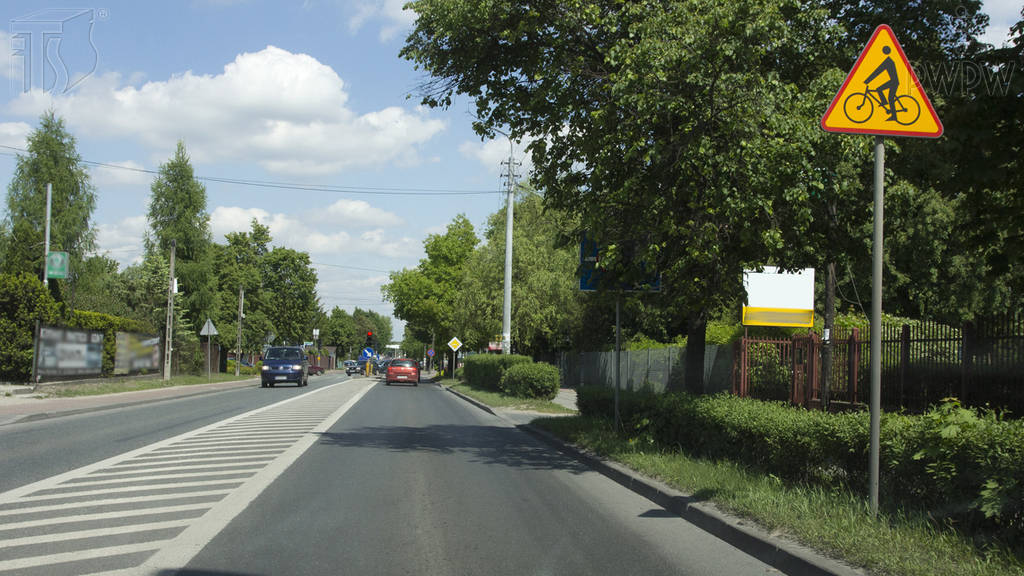 Materiał do pytania: Czy w przedstawionej sytuacji jesteś ostrzegany o miejscu, w którym rowerzyści wjeżdżają na jezdnię lub przez nią przejeżdżają?