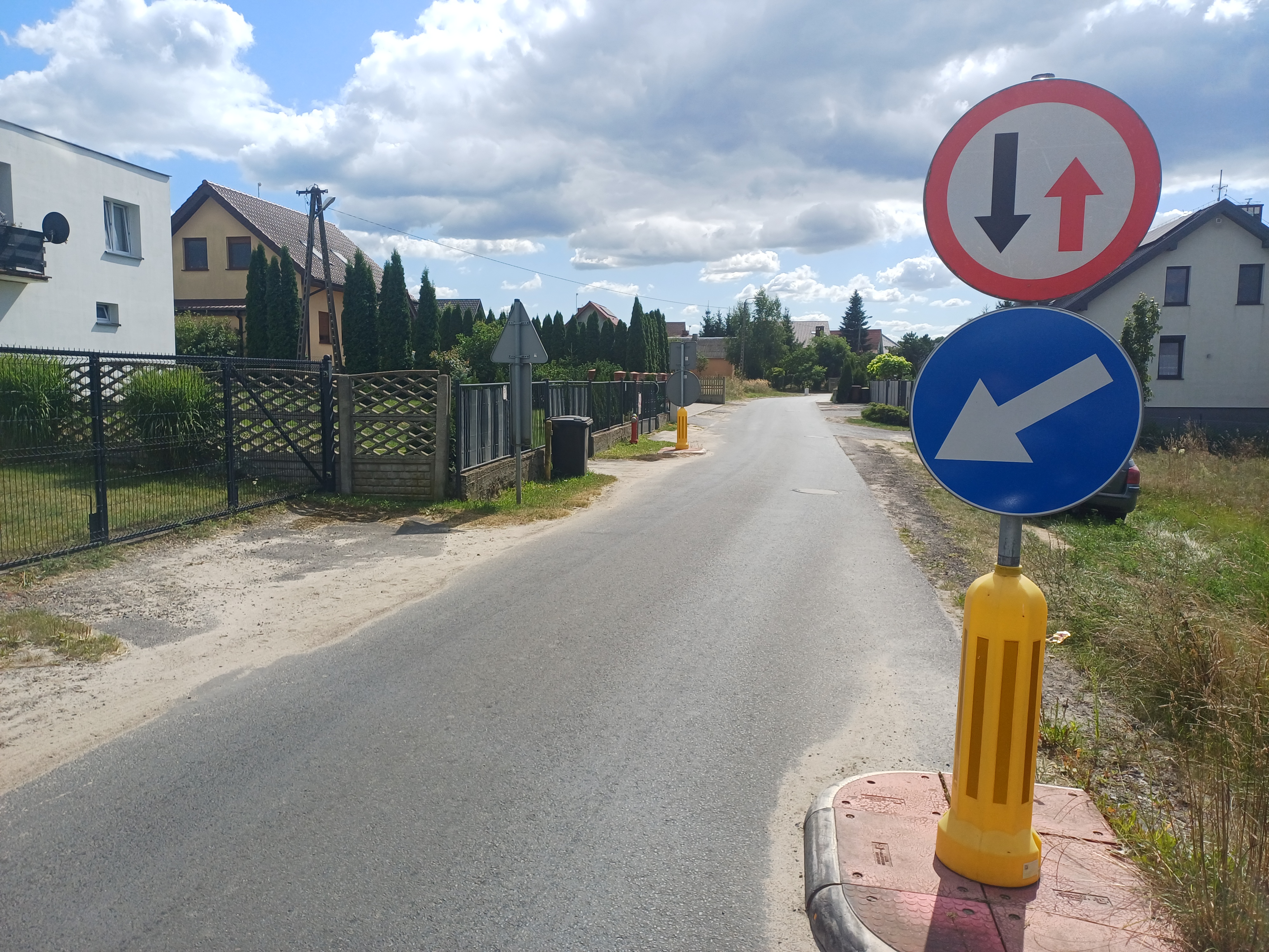 Materiał do pytania: Czy ten znak oznacza, że masz pierwszeństwo przed pojazdem nadjeżdżającym z przeciwnej strony?