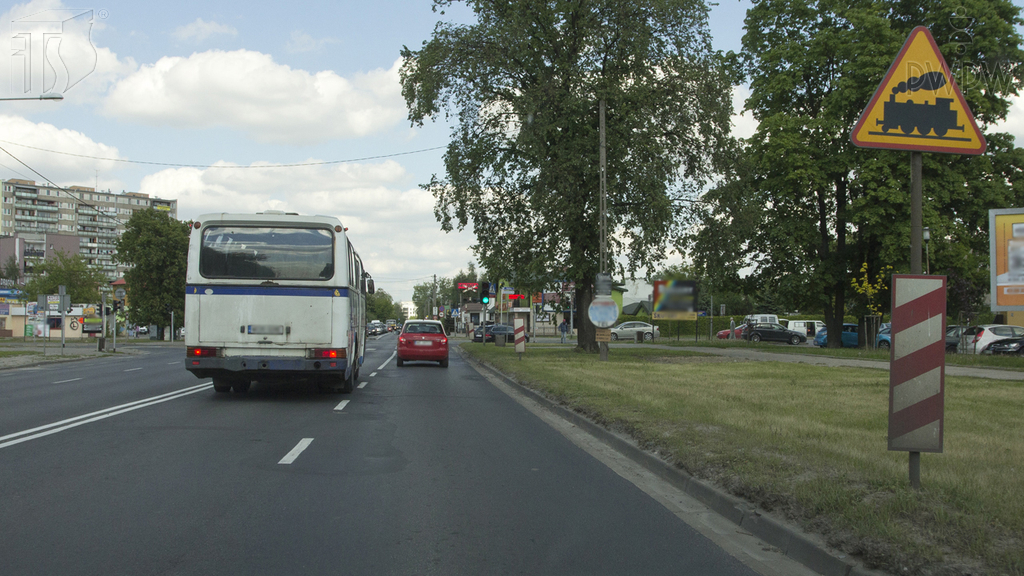 Materiał do pytania: Czy w przedstawionej sytuacji jesteś ostrzegany o przejeździe kolejowym wyposażonym w półzapory?