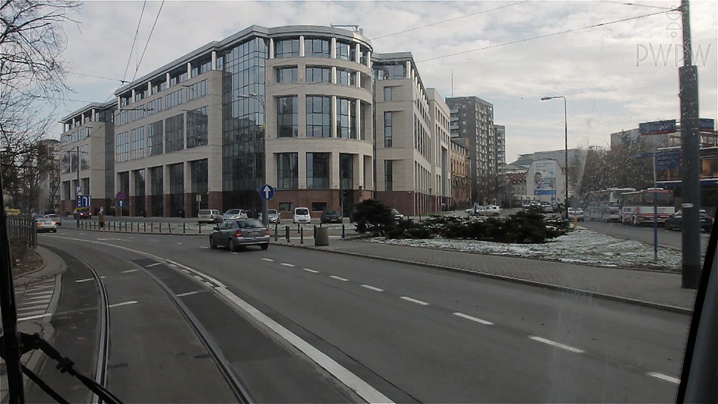 Materiał do pytania: Czy to oznakowanie poziome wskazuje, że motorniczy powinien spodziewać się pojazdów mogących wjechać na wydzielone torowisko z prawej strony?