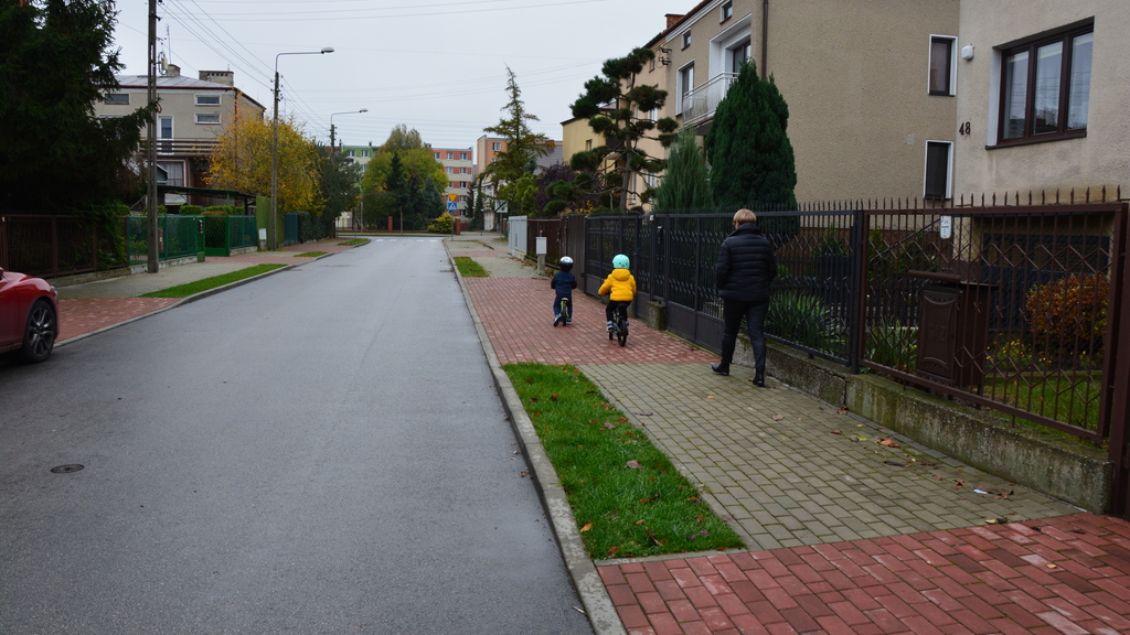 Materiał do pytania: Czy w tej sytuacji jesteś zwolniony z obowiązku stosowania wobec dzieci zasady ograniczonego zaufania, gdyż są one pod opieką osoby dorosłej?