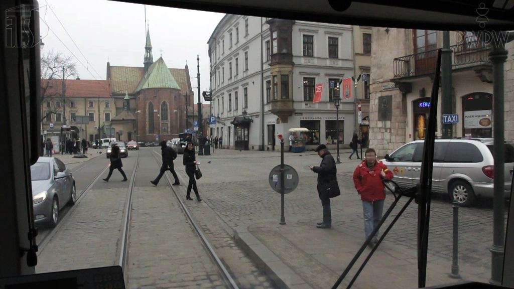 Materiał do pytania: Czy ruszając po zatrzymaniu tramwaju wymuszonym przez pieszego, który przekraczał jezdnię w miejscu niedozwolonym, włączasz się do ruchu?