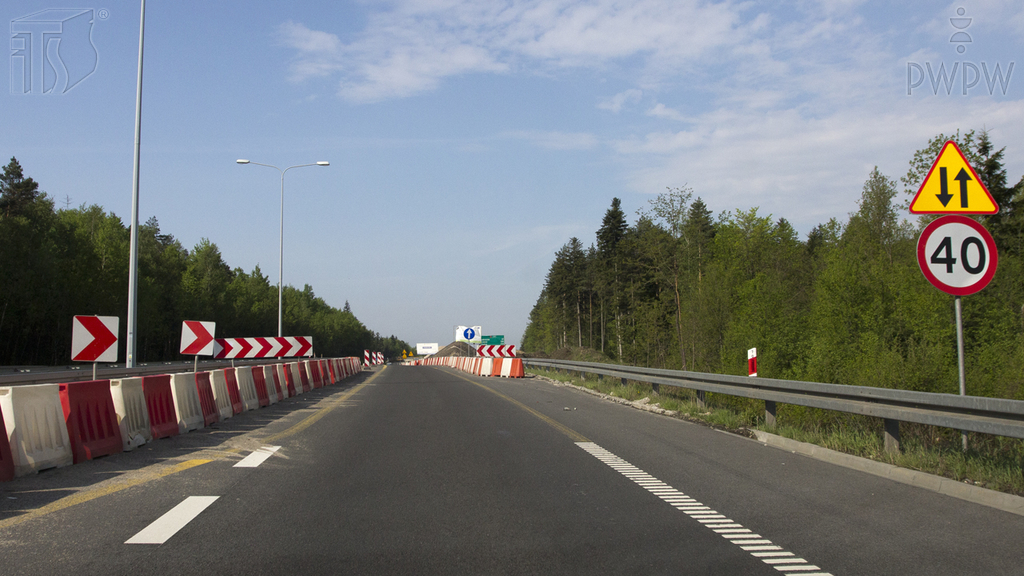 Materiał do pytania: Czy w przedstawionej sytuacji jesteś ostrzegany o zbliżaniu się do miejsca, w którym rozpoczyna się ruch dwukierunkowy?