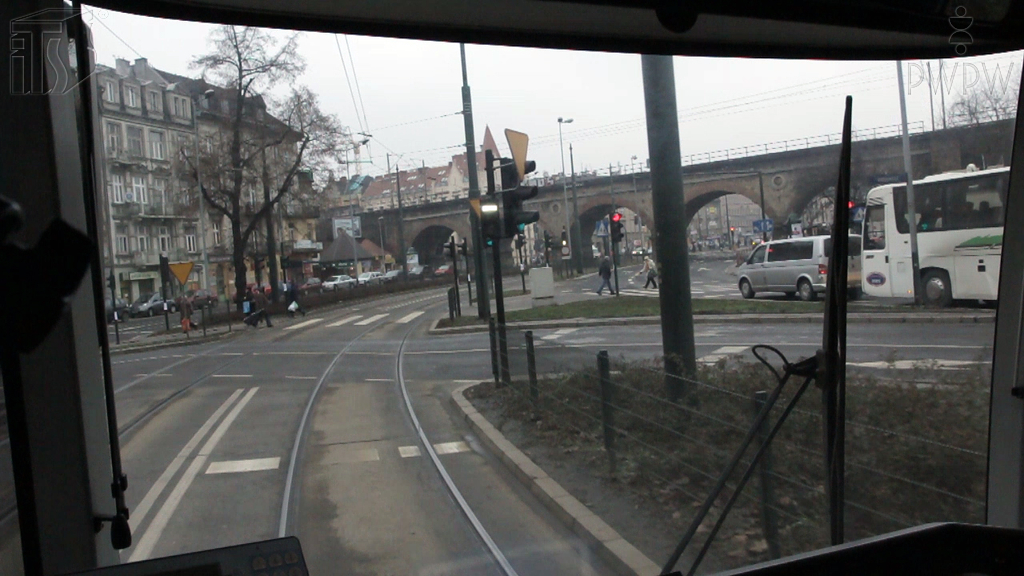 Materiał do pytania: Czy w tej sytuacji, masz obowiązek zatrzymać tramwaj przed linią warunkowego zatrzymania?