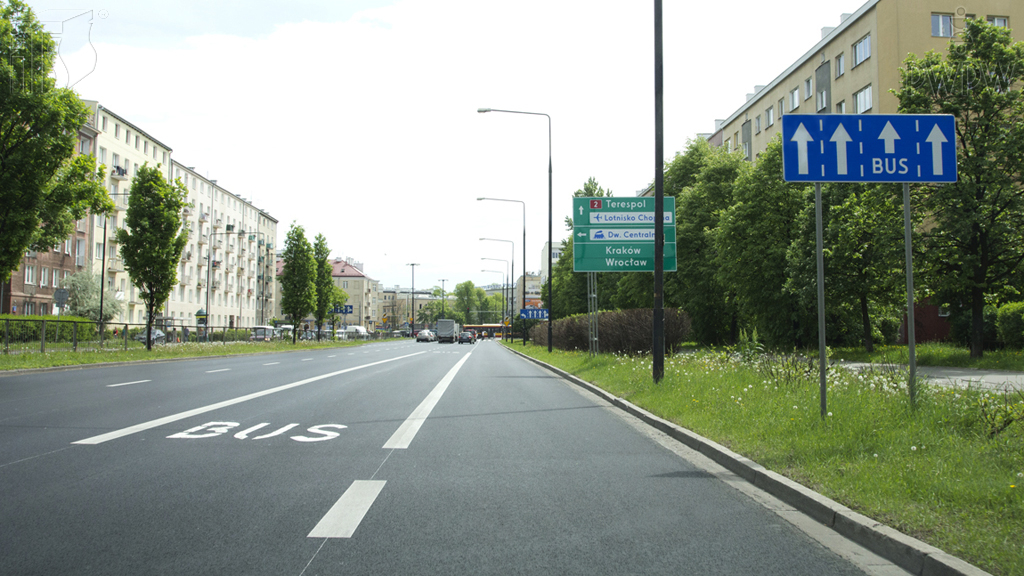 Materiał do pytania: Kierujesz autobusem wykonującym nieodpłatny przewóz osób. Czy w tej sytuacji wolno Ci wjechać na pas ruchu oznaczony znakiem "BUS"?