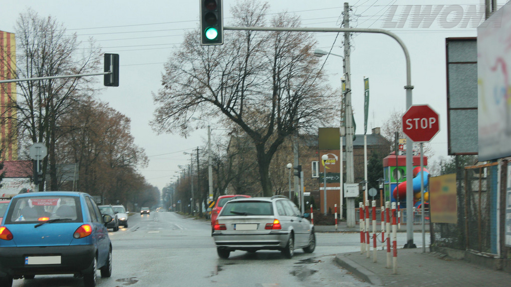 Materiał do pytania: Czy w tej sytuacji zamierzając kontynuować jazdę prosto przez skrzyżowanie masz obowiązek zatrzymać się przed znakiem „STOP”?