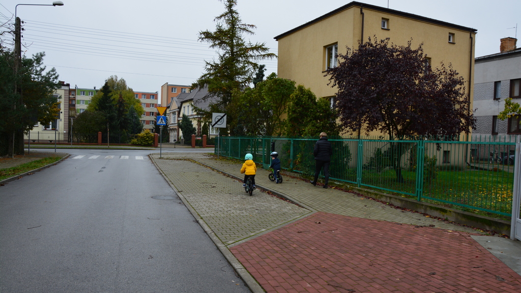 Materiał do pytania: Czy w tej sytuacji powinieneś uważnie obserwować pieszych, a wobec dzieci zastosować zasadę ograniczonego zaufania?