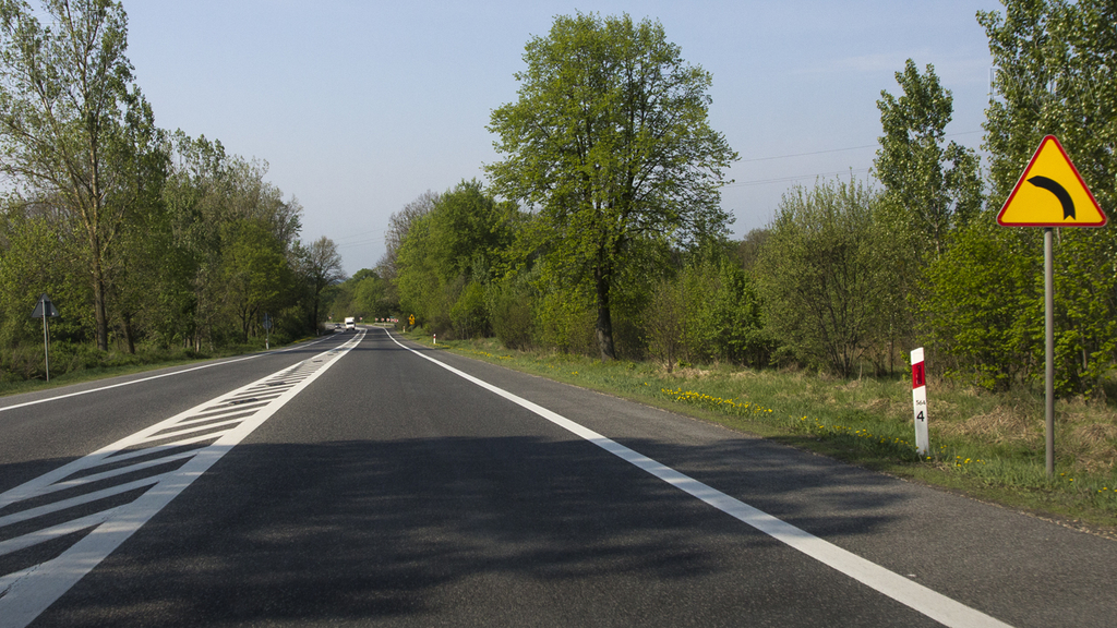 Materiał do pytania: Czy w przedstawionej sytuacji jesteś ostrzegany o kilku niebezpiecznych zakrętach w lewo?