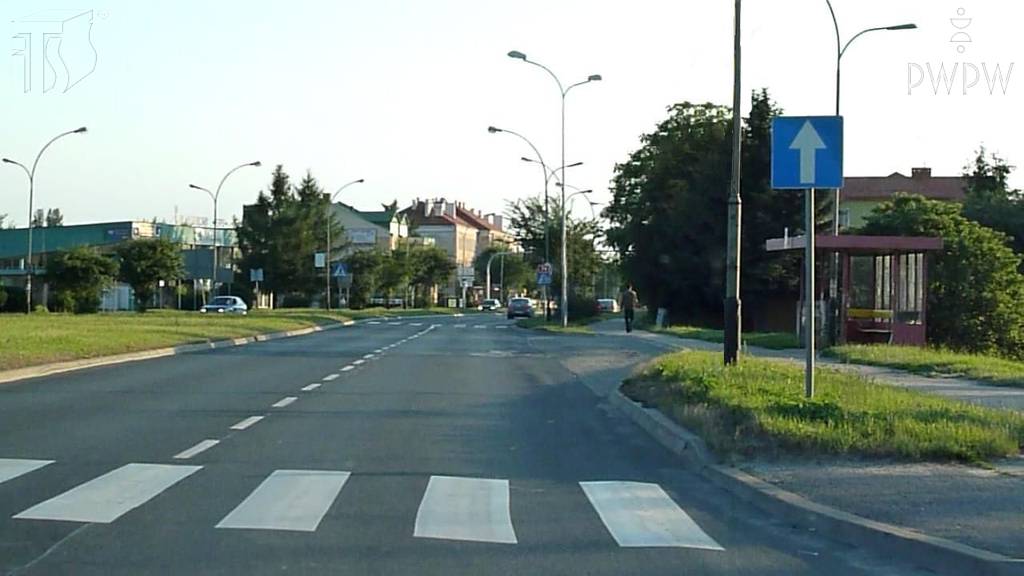 Materiał do pytania: Czy ten znak informuje Cię, że na najbliższym skrzyżowaniu masz obowiązek jechać prosto?