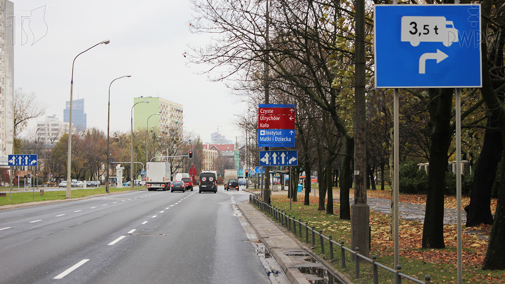 Materiał do pytania: Czy jadąc motorowerem możesz skręcić w prawo na tak oznakowaną drogę?