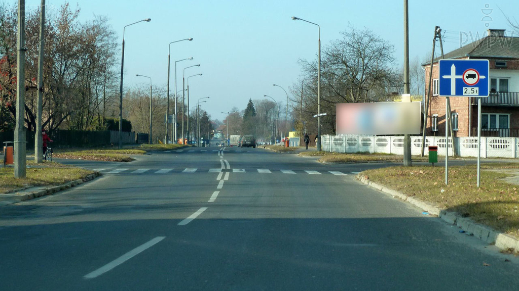 Materiał do pytania: Czy jadąc motorowerem za tym znakiem możesz skręcić w prawo na najbliższym skrzyżowaniu?