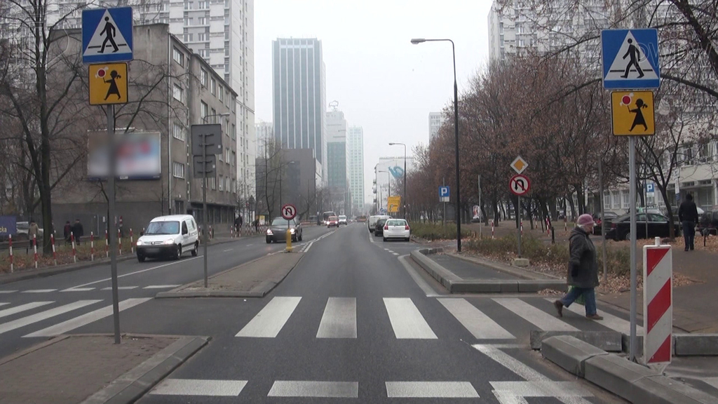Materiał do pytania: Czy przerywana linia przed przejściem dla pieszych oznacza miejsce warunkowego zatrzymania?