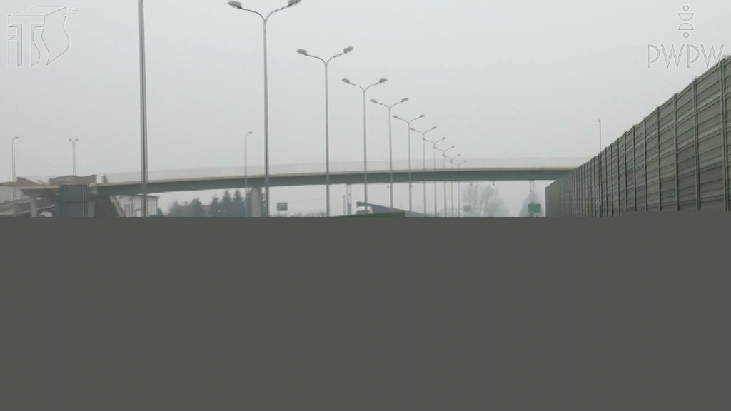 Materiał do pytania: Czy widoczne na prawym pasie ruchu znaki poziome wyznaczają początek wyjazdu z autostrady?