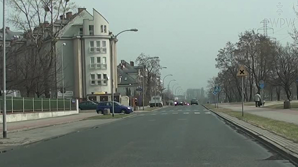 Materiał do pytania: Czy jadąc na wprost na tym skrzyżowaniu, masz obowiązek ustąpić pierwszeństwa pojazdowi nadjeżdżającemu z lewej strony?