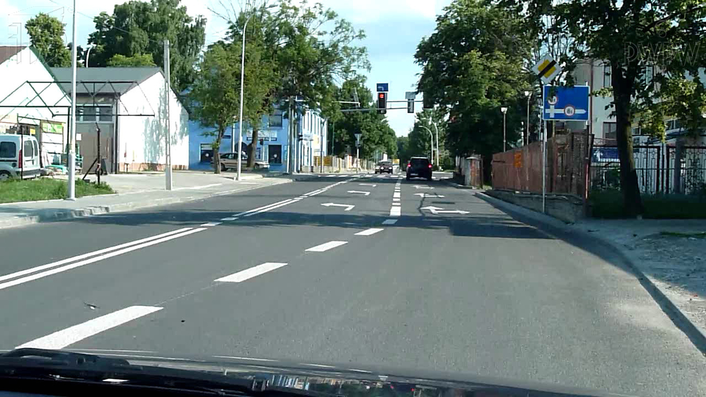 Materiał do pytania: Czy w tym miejscu masz prawo zmienić zajmowany pas ruchu na pas lewy?