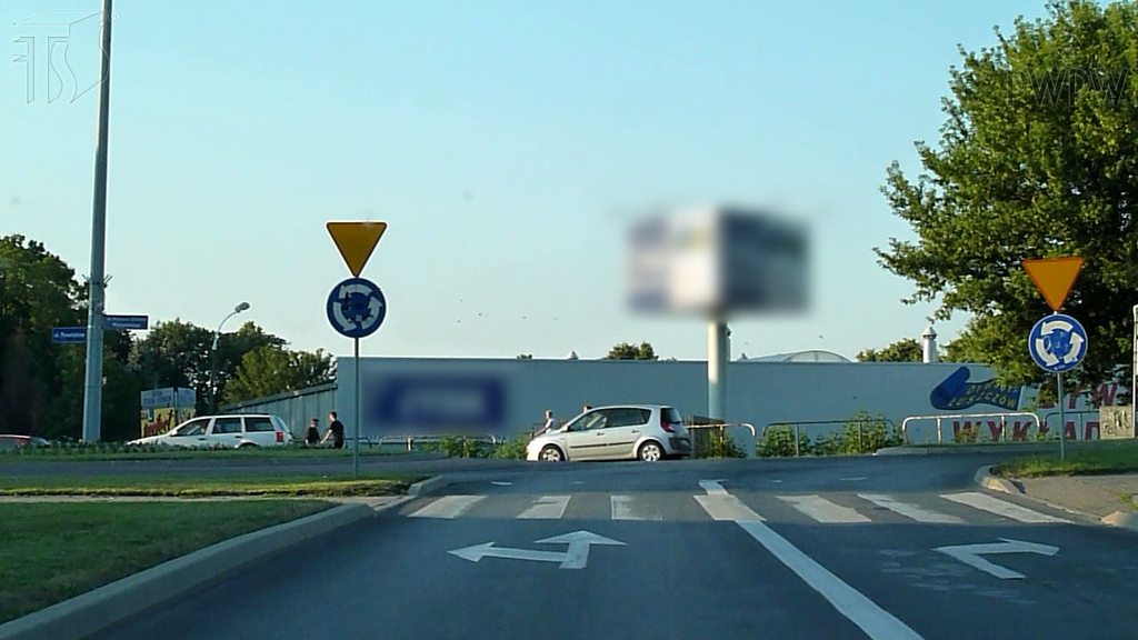 Materiał do pytania: Czy z pasa ruchu, na którym się znajdujesz, dozwolone jest skręcanie w prawo?