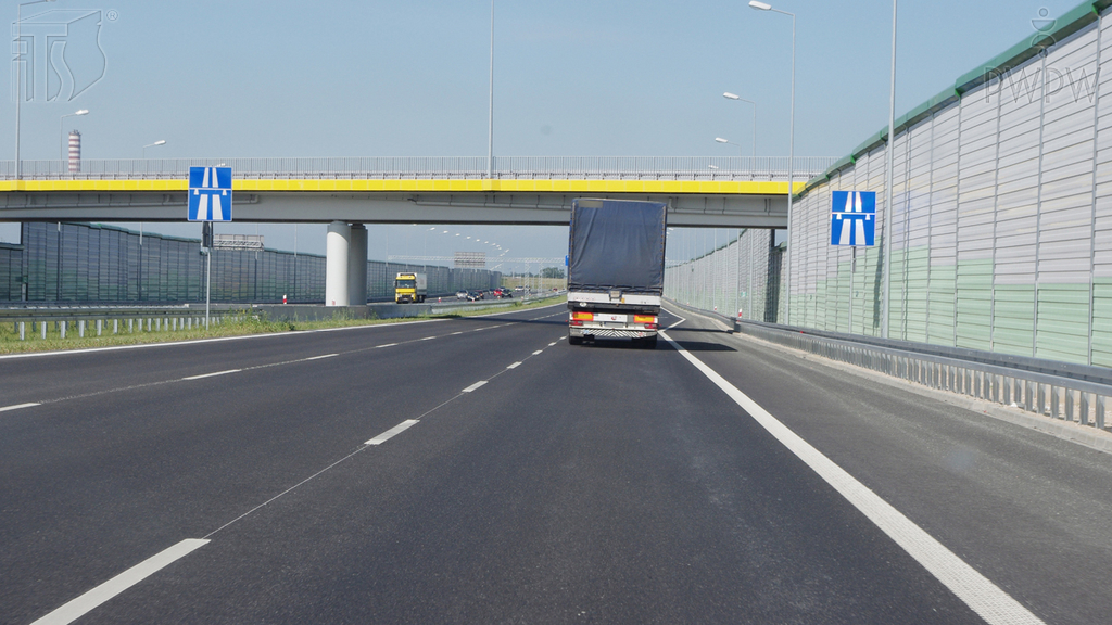 Materiał do pytania: Czy masz prawo cofać pojazdem na autostradzie po włączeniu świateł awaryjnych pojazdu?