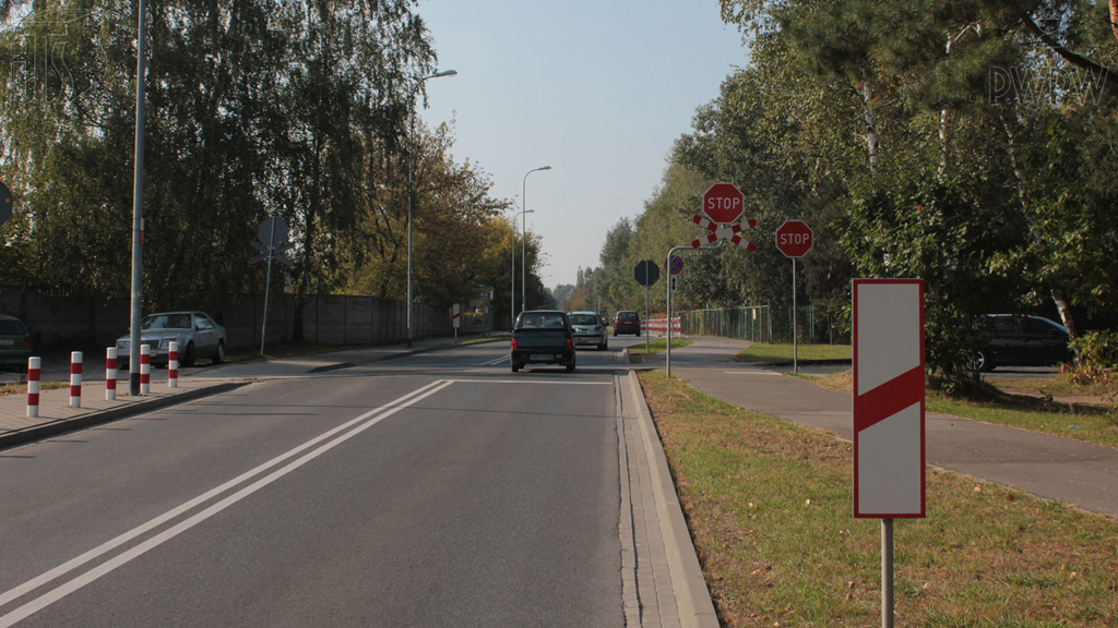 Materiał do pytania: Czy postój pojazdu bezpośrednio za widocznym słupkiem wskaźnikowym jest zabroniony?