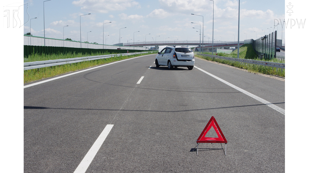 Materiał do pytania: Czy w przypadku unieruchomienia na autostradzie kierowanego przez siebie pojazdu, masz obowiązek to sygnalizować, umieszczając 100 m za nim ostrzegawczy trójkąt odblaskowy?