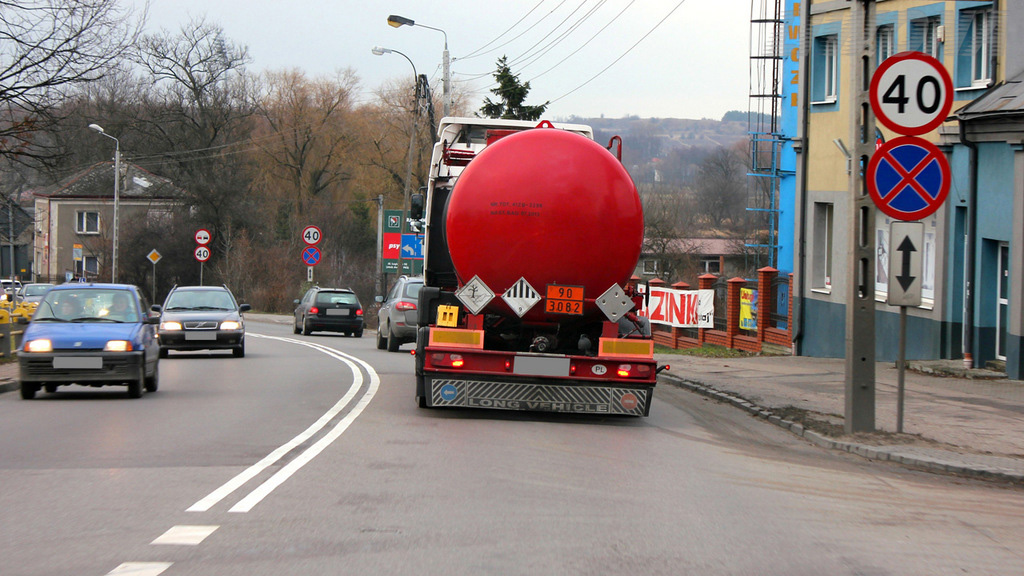 Materiał do pytania: Czy za widocznymi znakami zakazu dozwolony jest postój pojazdu silnikowego na chodniku?