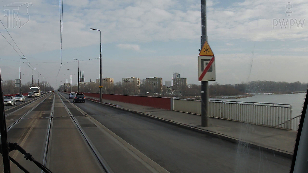 Materiał do pytania: Czy znak ostrzegawczy "oszronienie jezdni" zobowiązuje motorniczego do zachowania szczególnej ostrożności?