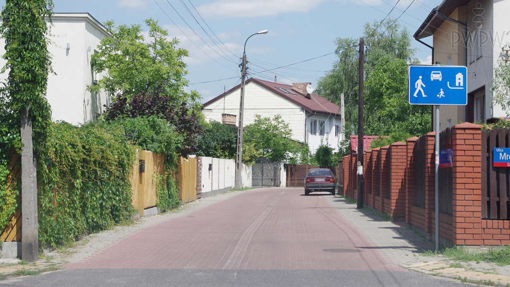 Materiał do pytania: Z jaką maksymalną dopuszczalną prędkością możesz jechać na drodze za tym znakiem?