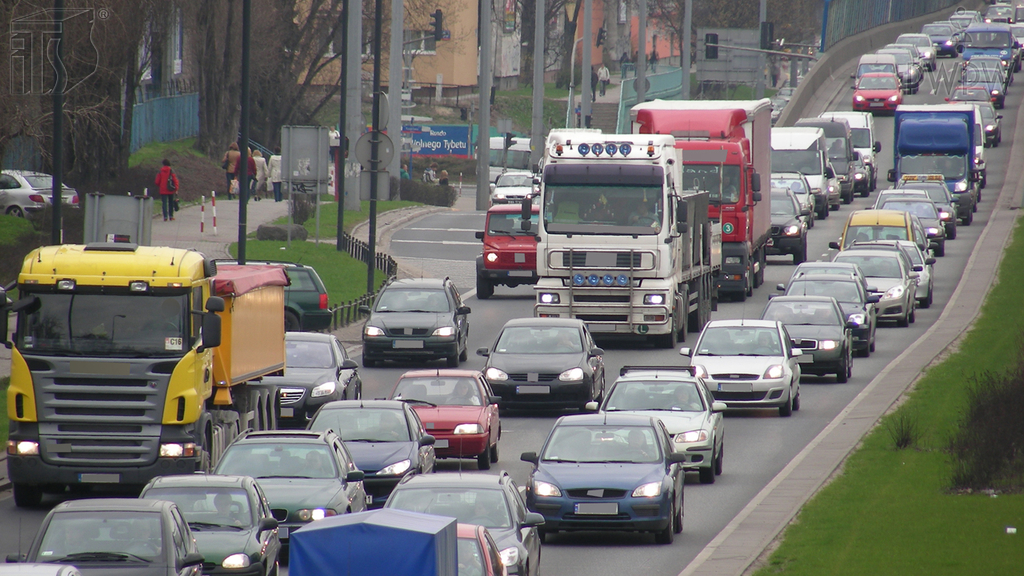 Materiał do pytania: Czy podczas jazdy w takich warunkach drogowych powinieneś korzystać z pasów bezpieczeństwa?