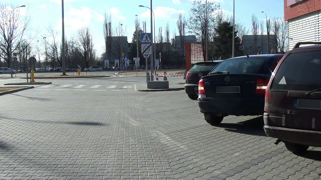 Materiał do pytania: Na co należy zwracać uwagę podczas cofania pojazdem?