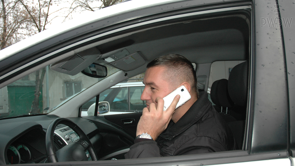 Materiał do pytania: Czy naruszasz przepisy ruchu drogowego, jeżeli kierując pojazdem rozmawiasz przez telefon trzymając go w ręku?