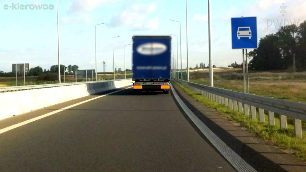 Materiał do pytania: Z jaką dopuszczalną prędkością wolno Ci poruszać się po drodze za widocznym znakiem, jeśli kierujesz samochodem ciężarowym o dopuszczalnej masie całkowitej przekraczającej 3,5 t?