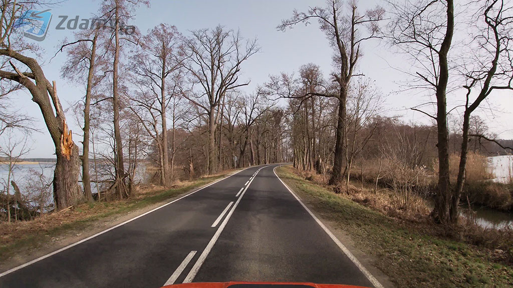 Materiał do pytania: Czy w tym miejscu masz prawo zatrzymać samochód osobowy na drodze w celu wysadzenia pasażera?