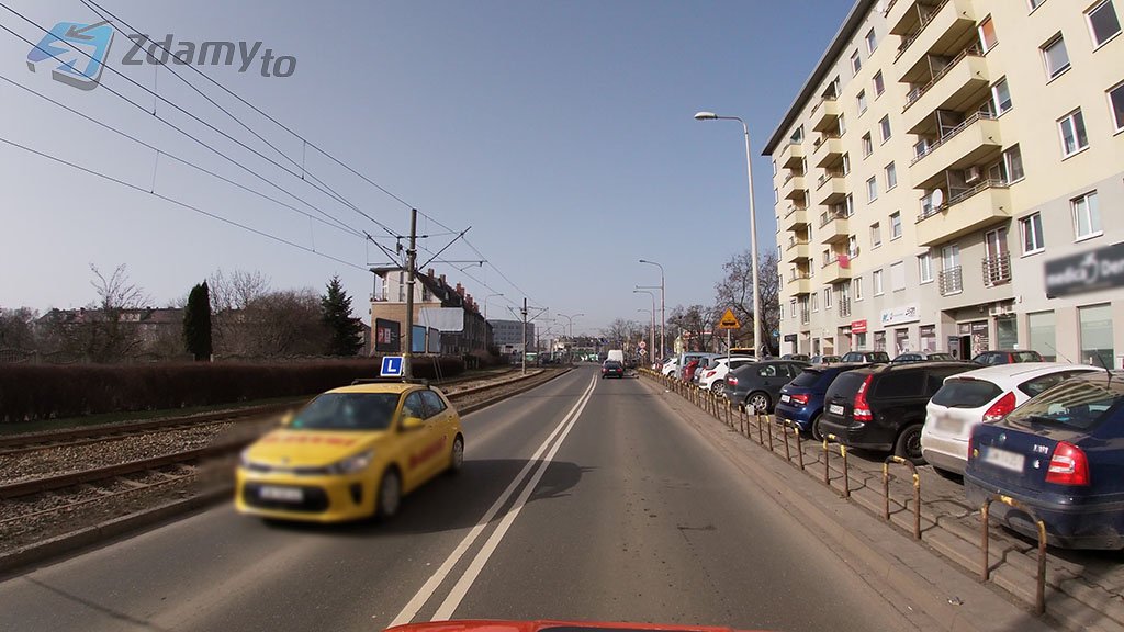 Materiał do pytania: Czy w tej sytuacji podczas wymijania masz obowiązek zachować szczególną ostrożność?