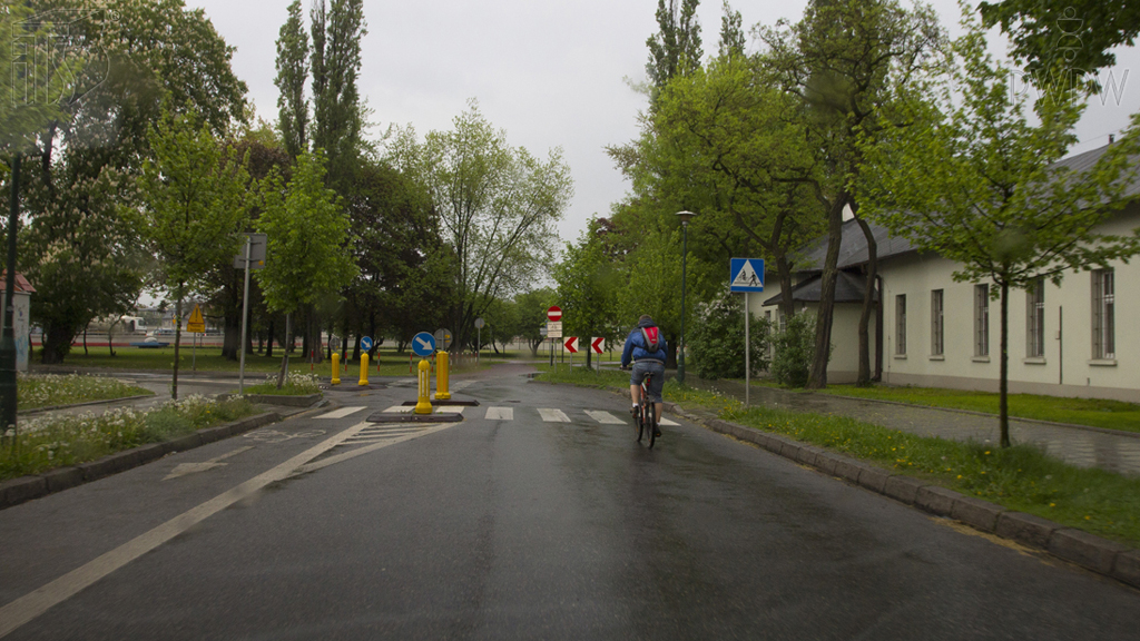 Materiał do pytania: Czy w tej sytuacji możesz podjąć próbę wyprzedzania rowerzysty?