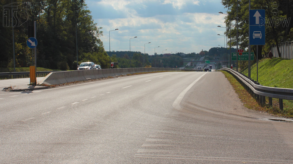 Materiał do pytania: Z jaką maksymalną dopuszczalną prędkością masz prawo kierować motocyklem po drodze za tymi znakami?
