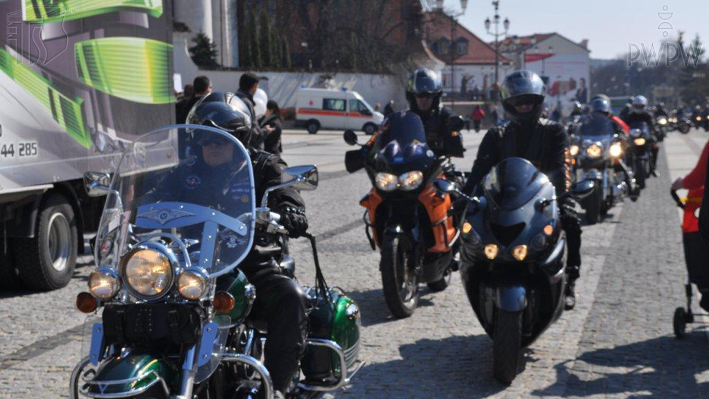 Materiał do pytania: Jaka maksymalna liczba motocykli ma prawo jechać w zorganizowanej kolumnie?