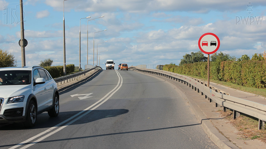 Materiał do pytania: Który z wymienionych pojazdów możesz wyprzedzić kierując motocyklem na drodze za tym znakiem?