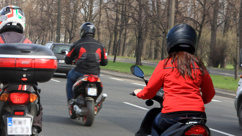 Materiał do pytania: Jaka maksymalna liczba motorowerów może jechać w zorganizowanej kolumnie?