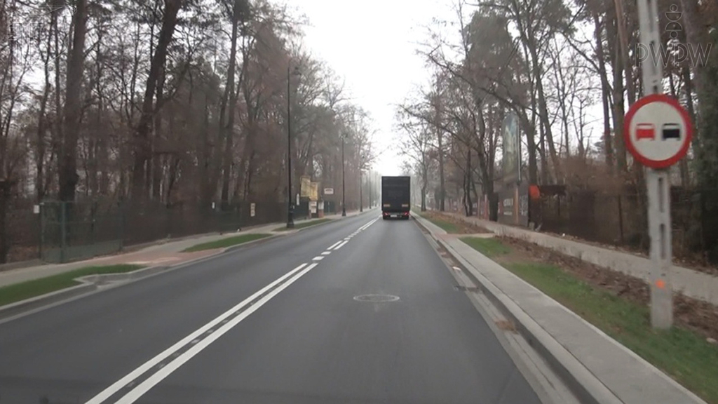 Materiał do pytania: Który z wymienionych pojazdów masz prawo wyprzedzić kierując czterokołowcem lekkim na drodze za tym znakiem?