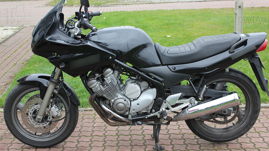 Materiał do pytania: Które z wymienionych świateł odblaskowych stanowi obowiązkowe wyposażenie motocykla?