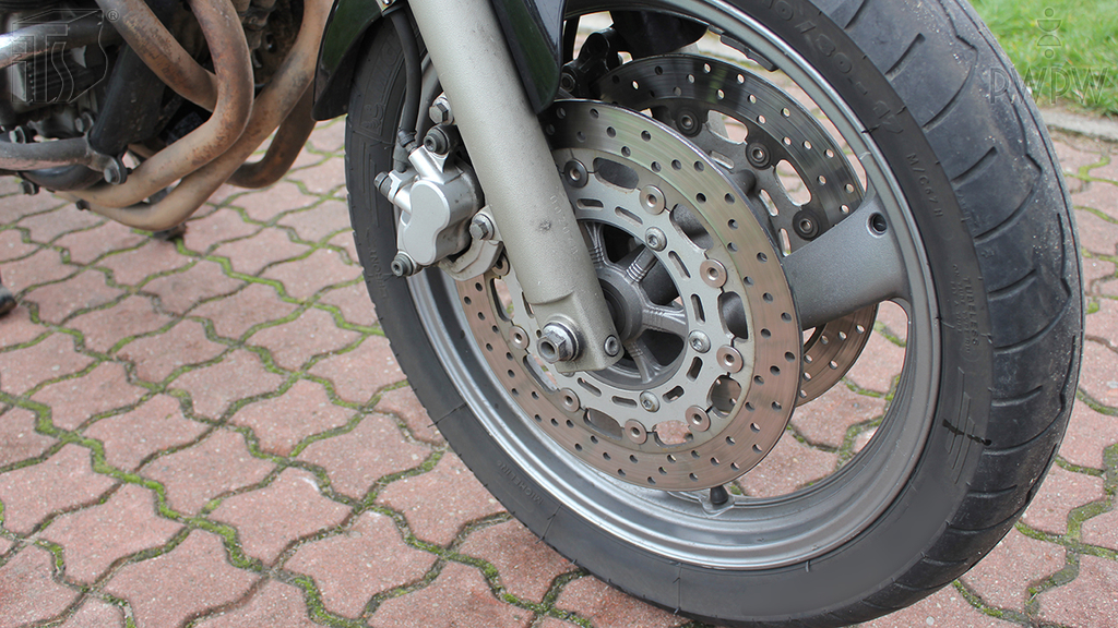 Materiał do pytania: Jaka może być najmniejsza głębokość rzeźby bieżnika opony motocykla nie wyposażonej we wskaźnik zużycia?