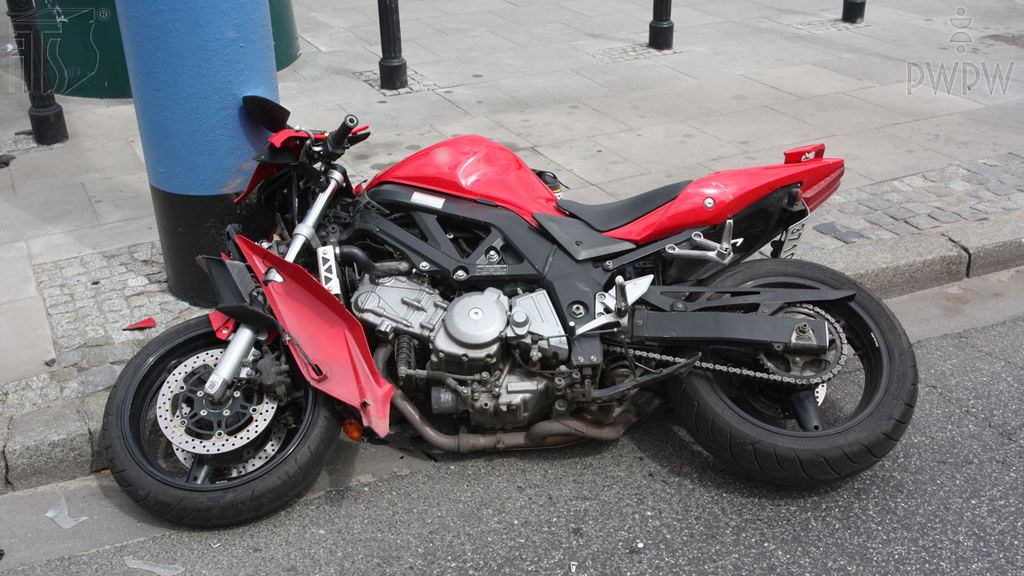 Materiał do pytania: Który z wymienionych strojów zapewnia najskuteczniejszą ochronę kierującego w przypadku przewrócenia się motocykla?