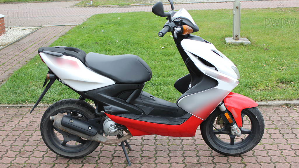 Materiał do pytania: Które z wymienionych świateł odblaskowych stanowi obowiązkowe wyposażenie motoroweru?