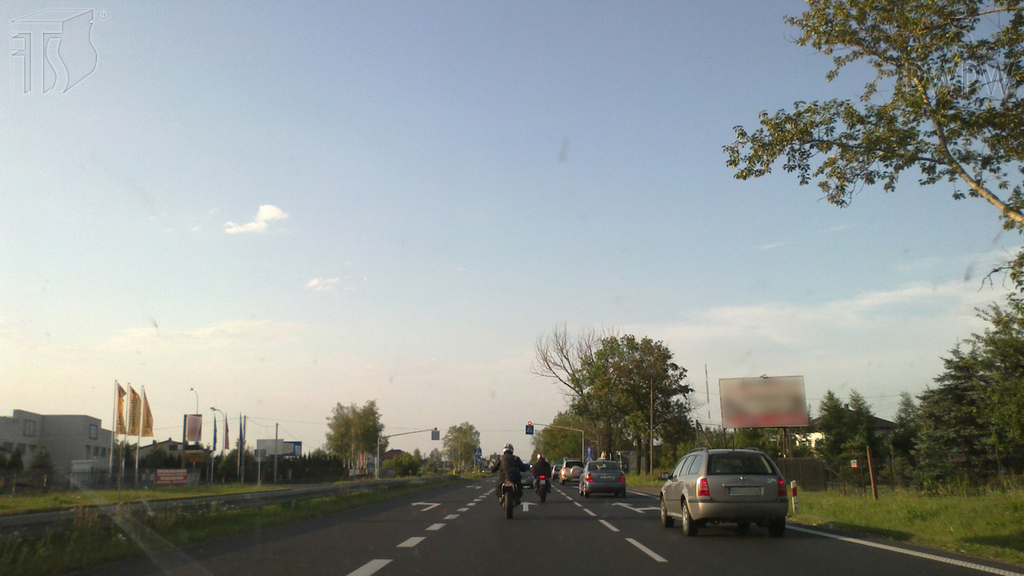 Materiał do pytania: Jaki odstęp, kierując motocyklem, powinieneś zachować od jadącego przed tobą pojazdu w obszarze zabudowanym?